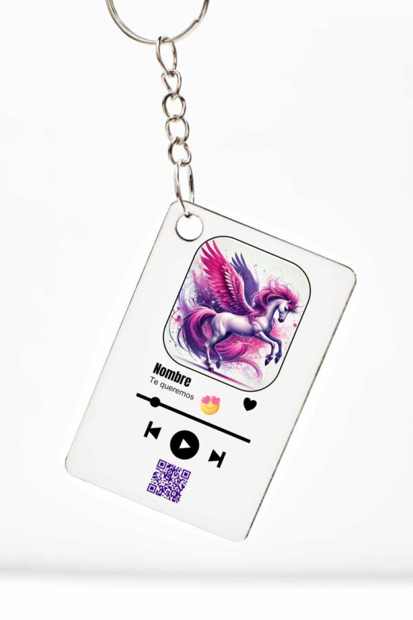 LLAVERO PEGASO MORADO PERSONALIZADO CON EL NOMBRE, QR Y DEDICATORIA.