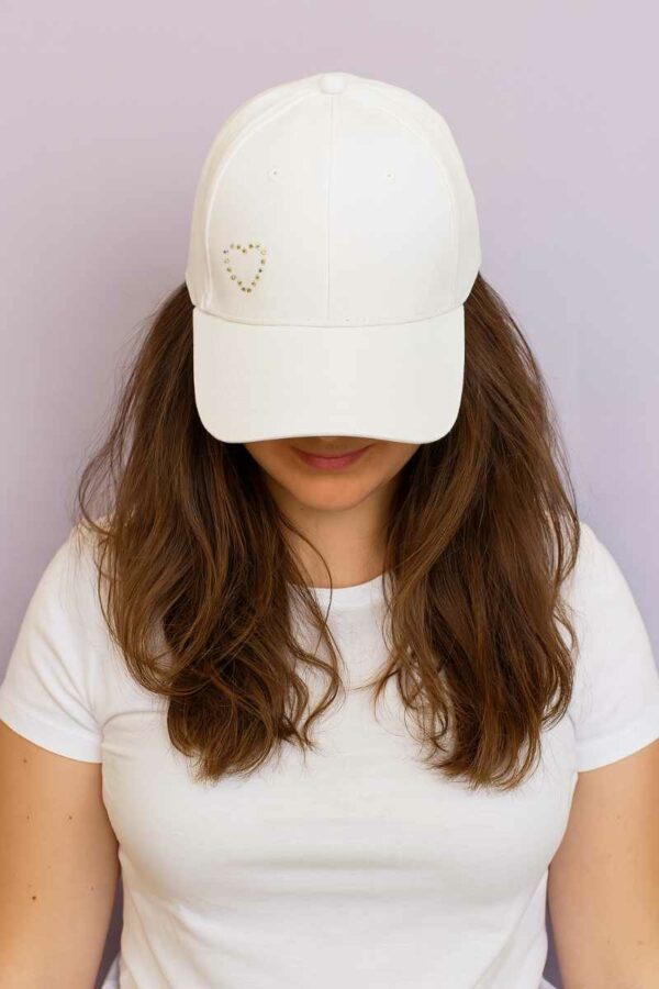 GORRA CON CORAZON DE CRISTALES. - Imagen 2