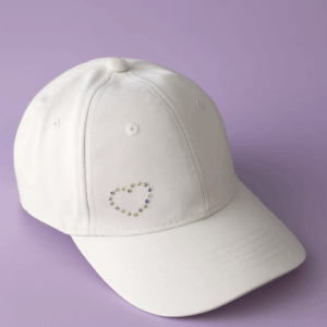 GORRA CON CORAZON DE CRISTALES.
